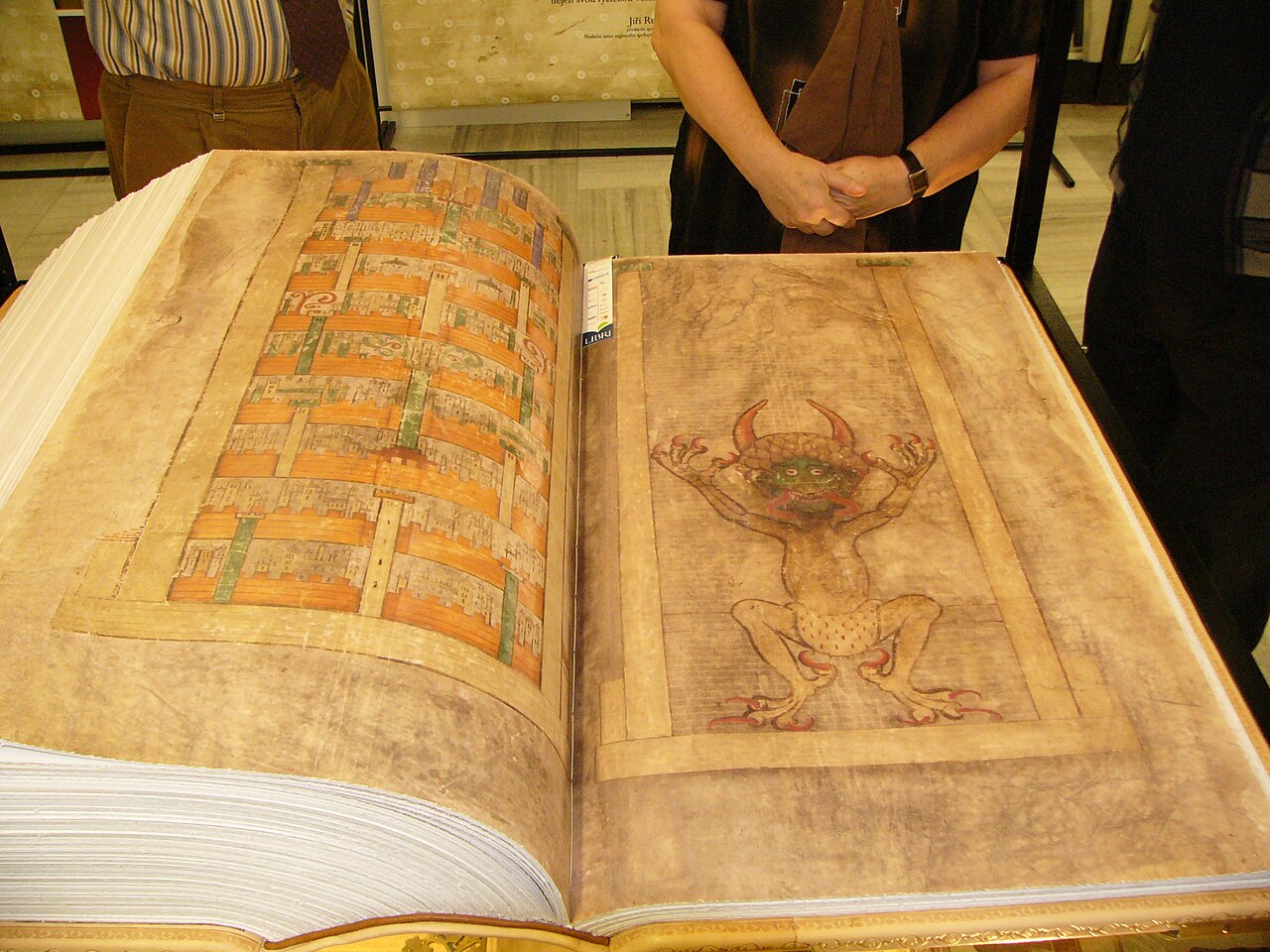 Facsimil în mărime naturală al Codex Gigas, deschis la paginile cu cetatea cerească și diavolul